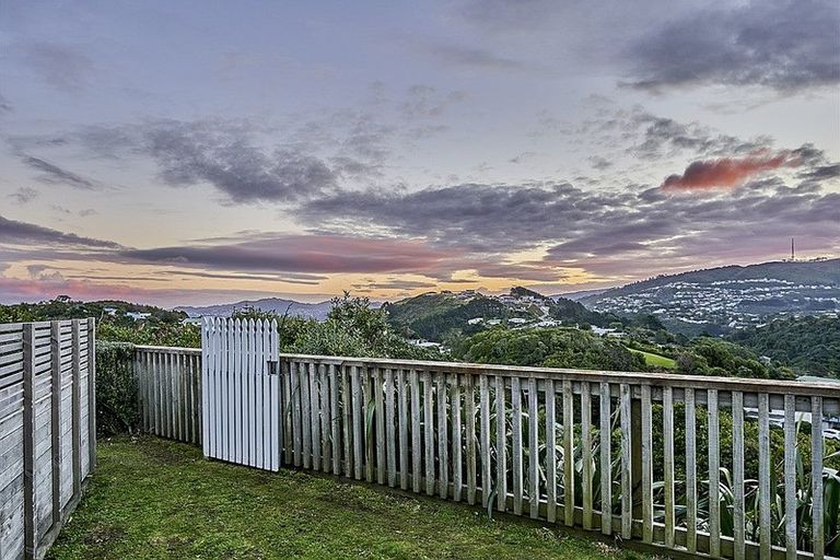 Photo of property in 11 Dunmail Way, Newlands, Wellington, 6037