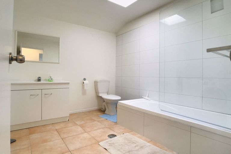 Photo of property in 2/36 John Jennings Drive, Oteha, Auckland, 0632