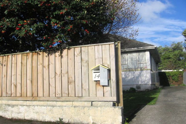 Photo of property in 14 Montrose Place, Takaro, Palmerston North, 4412