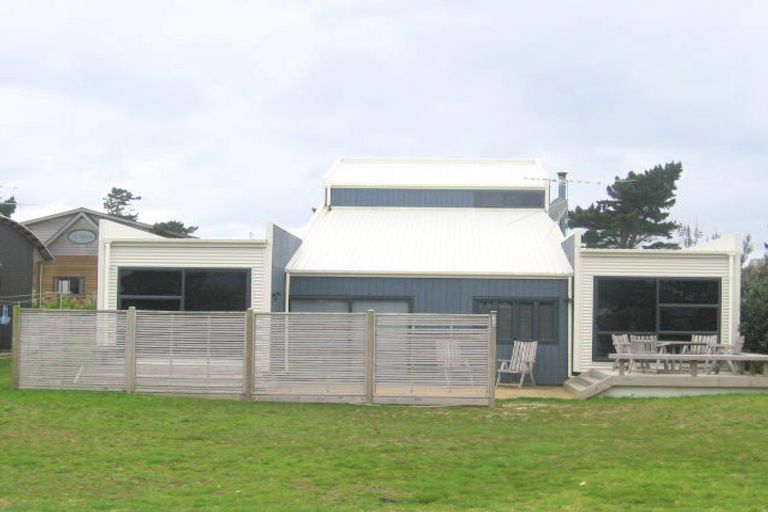 Photo of property in 130 Sands Crescent, Matarangi, Whitianga, 3592