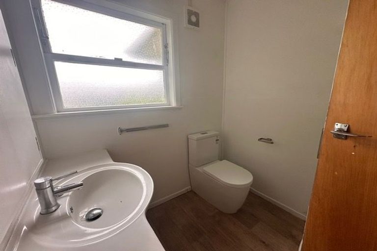 Photo of property in 88 Newlands Road, Newlands, Wellington, 6037