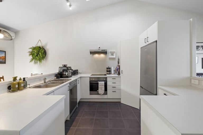 Photo of property in 2 Budleigh Street, Frankleigh Park, New Plymouth, 4310