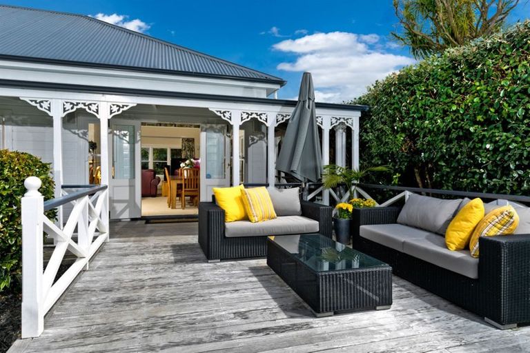 Photo of property in 9 Birchwood Grove, Greenhithe, Auckland, 0632