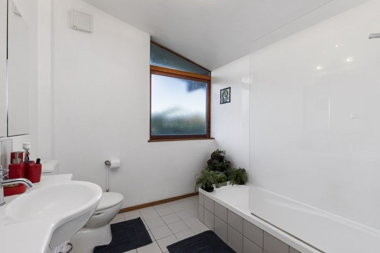 Photo of property in 117 Dowse Drive, Maungaraki, Lower Hutt, 5010