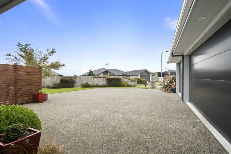 Photo of property in 9 Saint Heliers Grove, Fitzherbert, Palmerston North, 4410