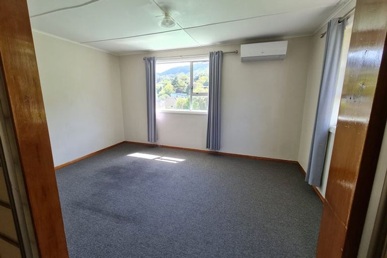 Photo of property in 8 Davidson Crescent, Tawa, Wellington, 5028