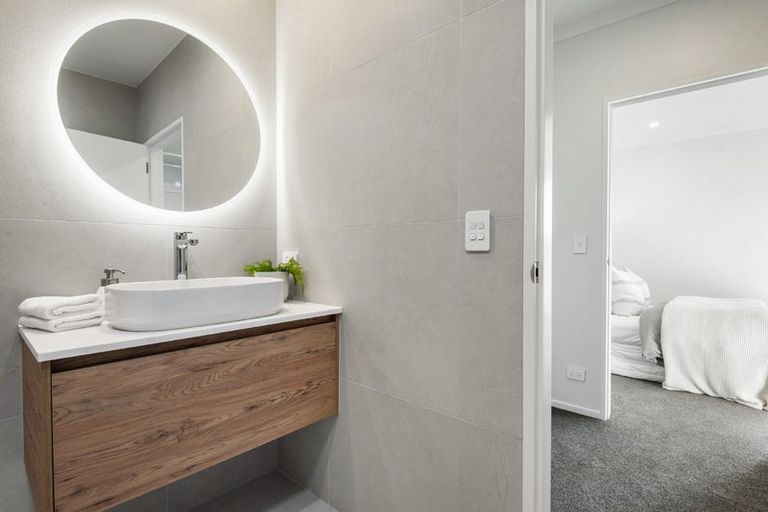 Photo of property in 16 Rauawa Lane, Hobsonville, 0616