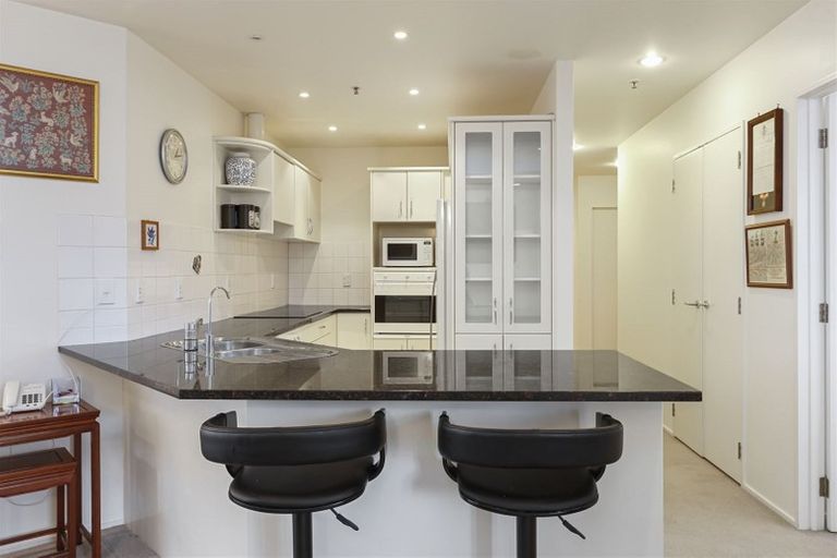 Photo of property in 1a/171 Hurstmere Road, Takapuna, Auckland, 0622