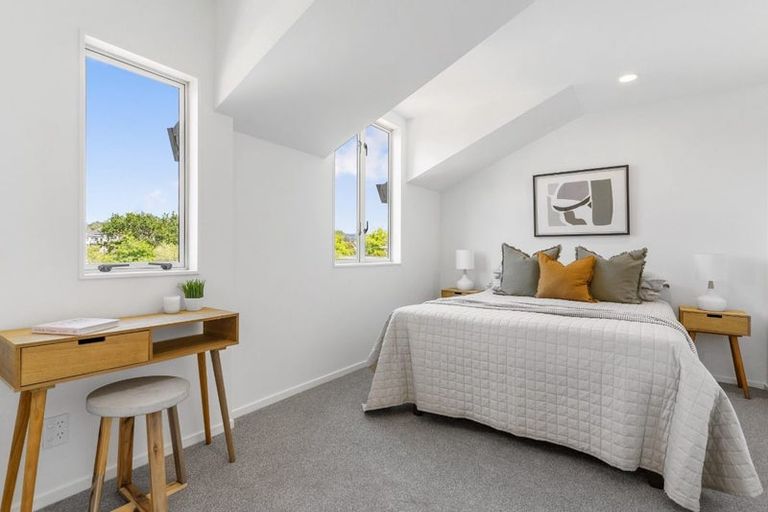 Photo of property in 2 Verdale Circle, Glen Eden, Auckland, 0602