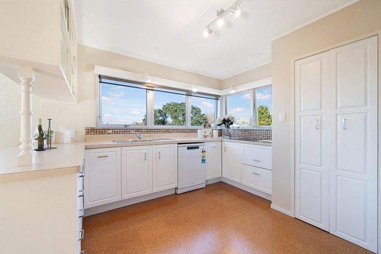 Photo of property in 28 Manhattan Heights, Glendene, Auckland, 0602