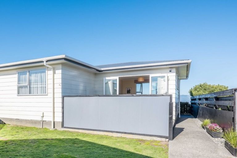 Photo of property in 12b Bayswater Place, Newlands, Wellington, 6037