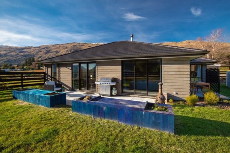 Photo of property in 10 Lakefield Close, Kingston, Athol, 9793