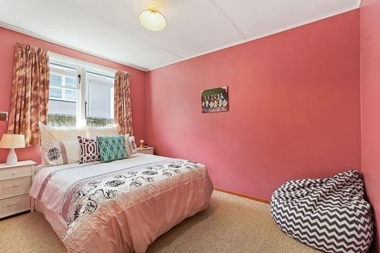 Photo of property in 25 Turkington Street, Tawa, Wellington, 5028