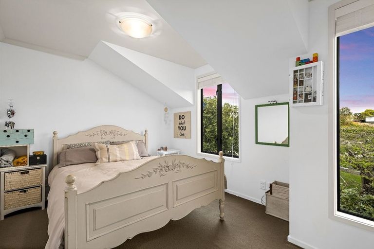 Photo of property in 40 Verdale Circle, Glen Eden, Auckland, 0602