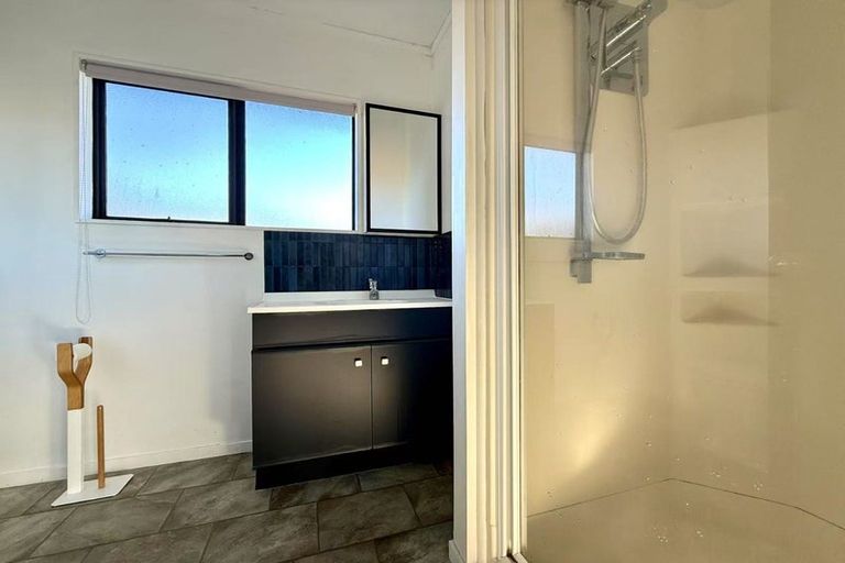 Photo of property in 19a Glenhaven Place, Te Atatu Peninsula, Auckland, 0610