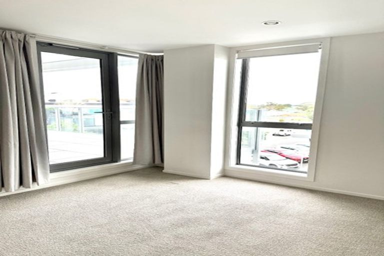 Photo of property in Bella Vista, 2d/84 Gunner Drive, Te Atatu Peninsula, Auckland, 0610