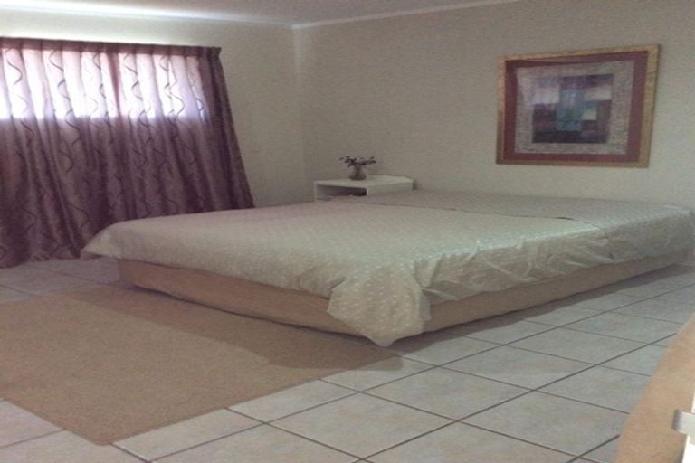 Photo of property in 18 Orewa Heights Crescent, Orewa, 0931