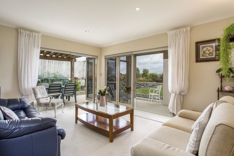 Photo of property in 6/126 Whangaparaoa Road, Red Beach, 0932