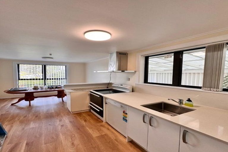 Photo of property in 18 Kelwyn Road, Kelston, Auckland, 0602