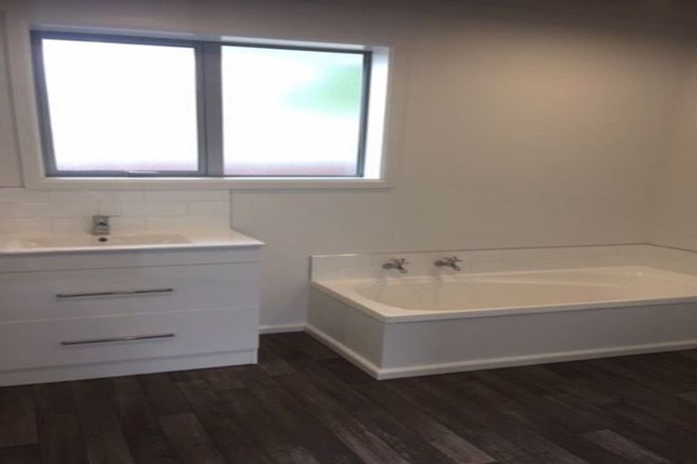 Photo of property in 72 Withells Road, Avonhead, Christchurch, 8042