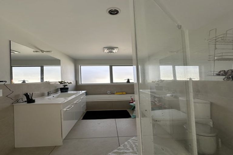 Photo of property in 11 Bendigo Grove, Newlands, Wellington, 6037