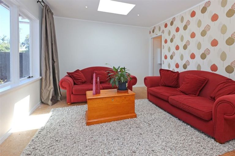 Photo of property in 4 Tasman Avenue, Henderson Valley, Auckland, 0614