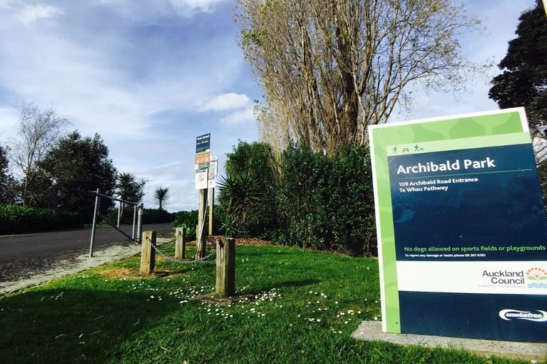 Photo of property in 38 Beaubank Road, Kelston, Auckland, 0602