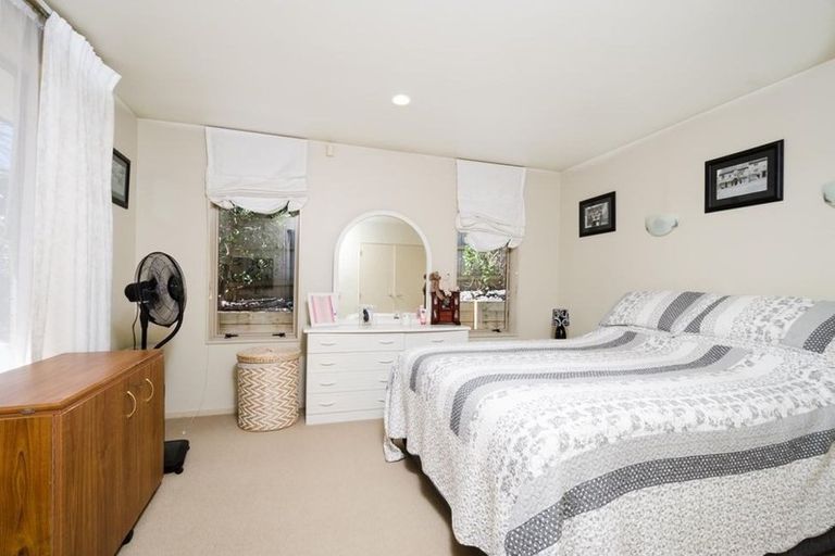 Photo of property in 2/15 Stoneleigh Court, Sunnynook, Auckland, 0632