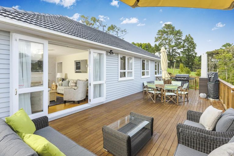Photo of property in 18 Awarangi Rise, Oratia, Auckland, 0604