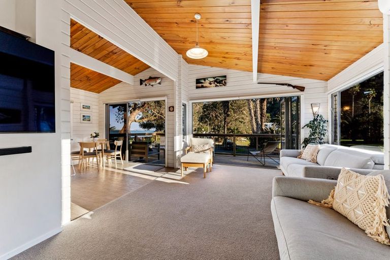 Photo of property in 54 Waiwera Road, Waiwera, Orewa, 0994