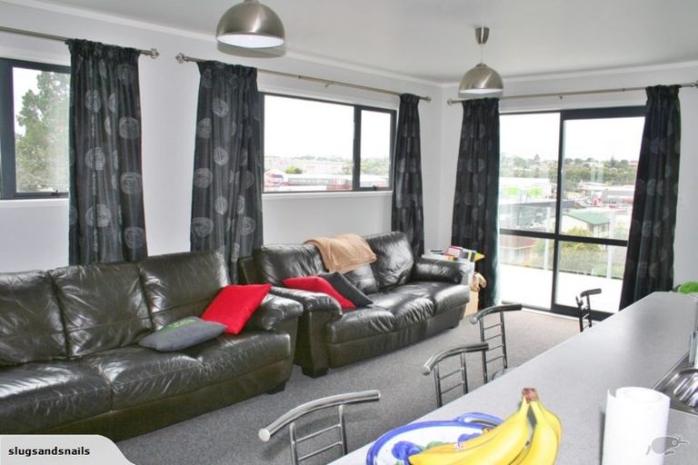 Photo of property in 16a Woodall Place, Totara Vale, Auckland, 0627