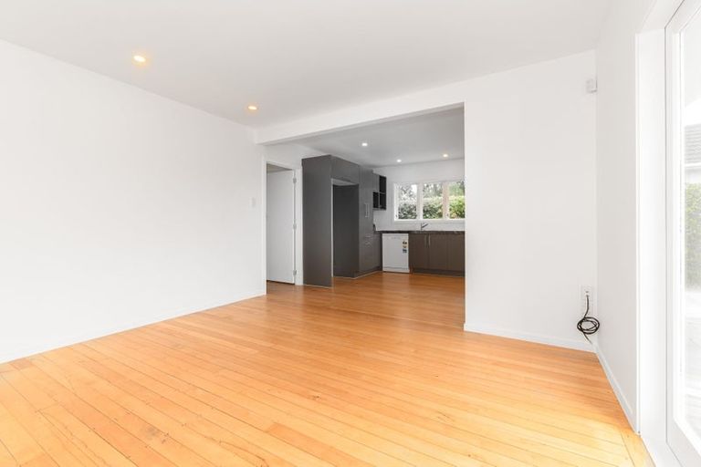 Photo of property in 5 Glenford Lane, Te Atatu Peninsula, Auckland, 0610