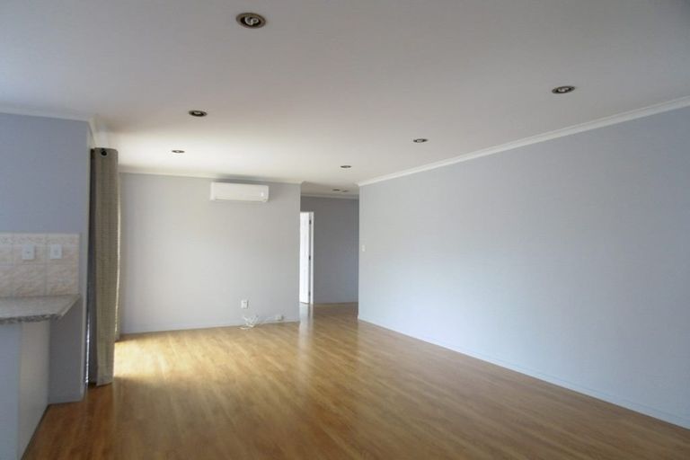 Photo of property in 72 Glenveagh Park Drive, Weymouth, Auckland, 2103