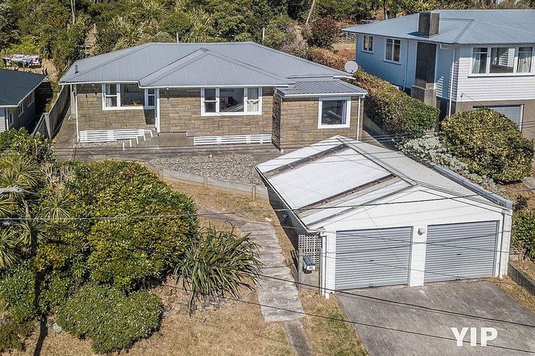 Photo of property in 11 Link Road, Newlands, Wellington, 6037