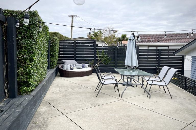 Photo of property in 1/894 East Coast Road, Northcross, Auckland, 0630