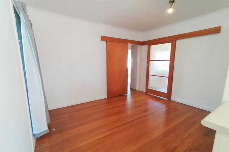 Photo of property in 8 Armstrong Place, New Lynn, Auckland, 0600