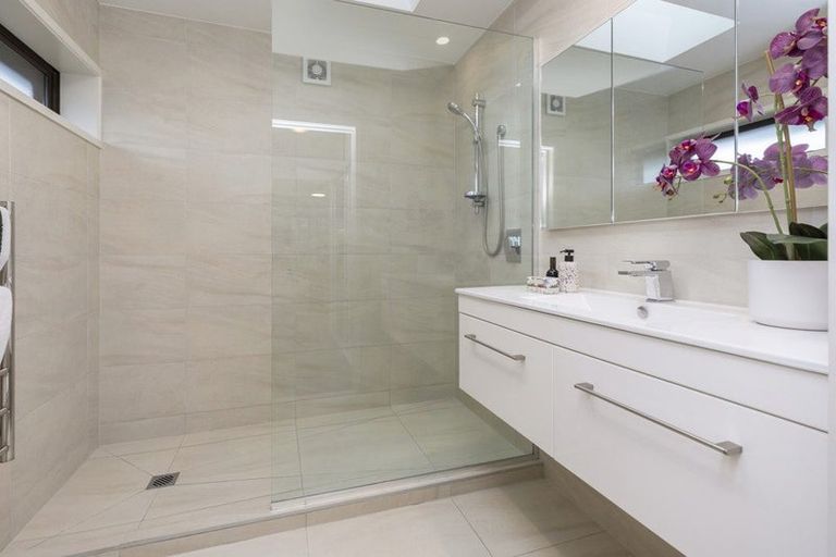 Photo of property in 16 Kent Lodge Avenue, Avonhead, Christchurch, 8042