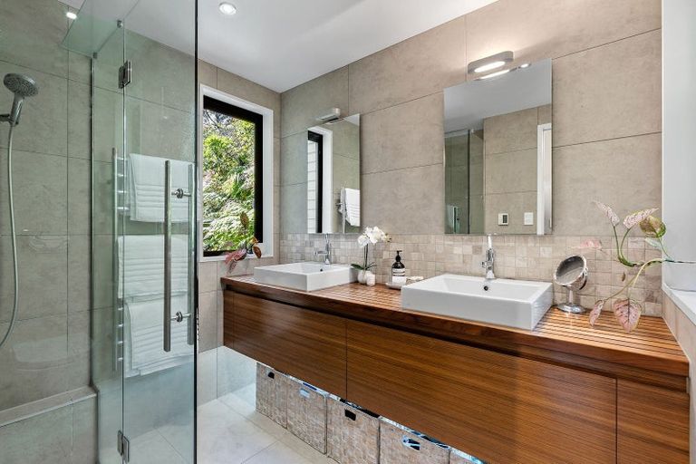 Photo of property in 136 Cheviot Road, Lowry Bay, Lower Hutt, 5013