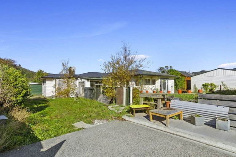 Photo of property in 4/5 Westminster Road, Wainuiomata, Lower Hutt, 5014