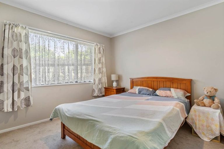 Photo of property in 90 Buscomb Avenue, Henderson, Auckland, 0610