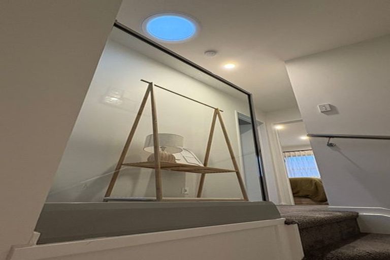 Photo of property in 4/89 Beach Road, Te Atatu Peninsula, 0610