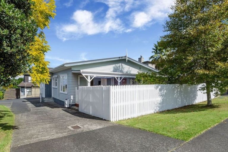 Photo of property in 1/10 Knights Road, Rothesay Bay, Auckland, 0630
