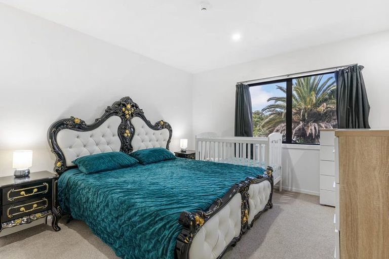 Photo of property in 2/4 Harry Ward Place, Henderson, Auckland, 0610