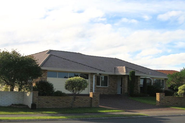 Photo of property in 198 Lakeside Drive, Orewa, 0931