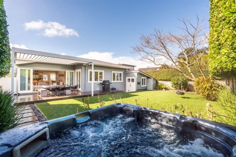 Photo of property in 27 Merani Street, Narrow Neck, Auckland, 0622