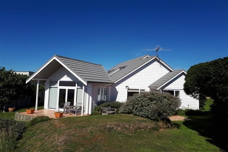 Photo of property in 32 Ashton Fitchett Drive, Brooklyn, Wellington, 6021