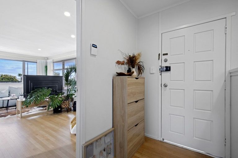 Photo of property in 1/694 East Coast Road, Pinehill, Auckland, 0632