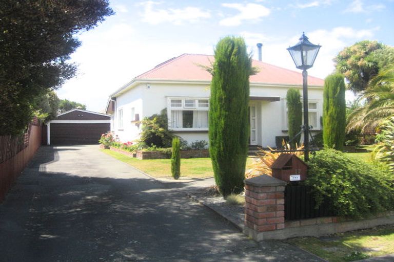 Photo of property in 17 Sandwich Road, Beckenham, Christchurch, 8023