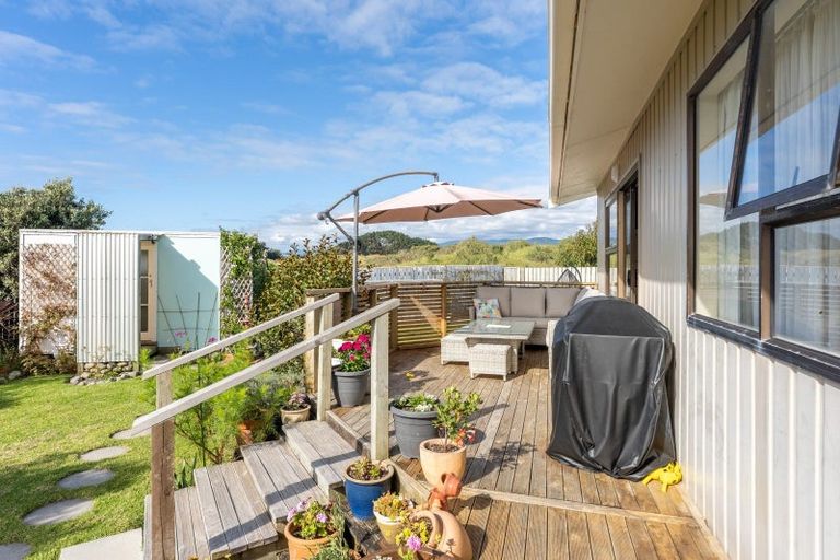 Photo of property in 15 Colenso Place, Otaki Beach, Otaki, 5512