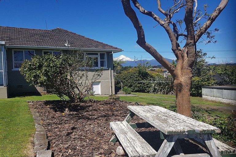 Photo of property in 184 Seaview Road, Westown, New Plymouth, 4310